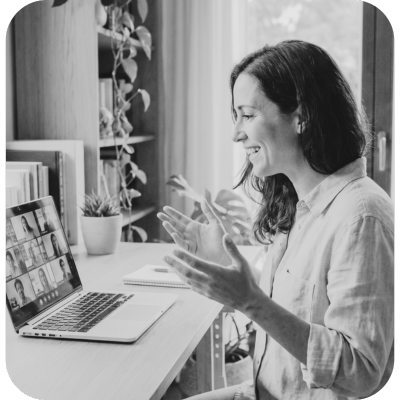 Persona haciendo una sesión grupal