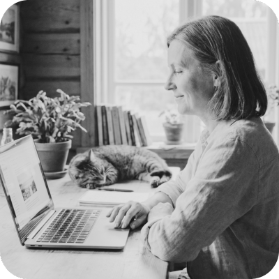 Persona organizando su calendario